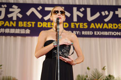 土屋アンナ、メガネ ベストドレッサー賞受賞 「サングラスは自分を魅せてくれる宝物」