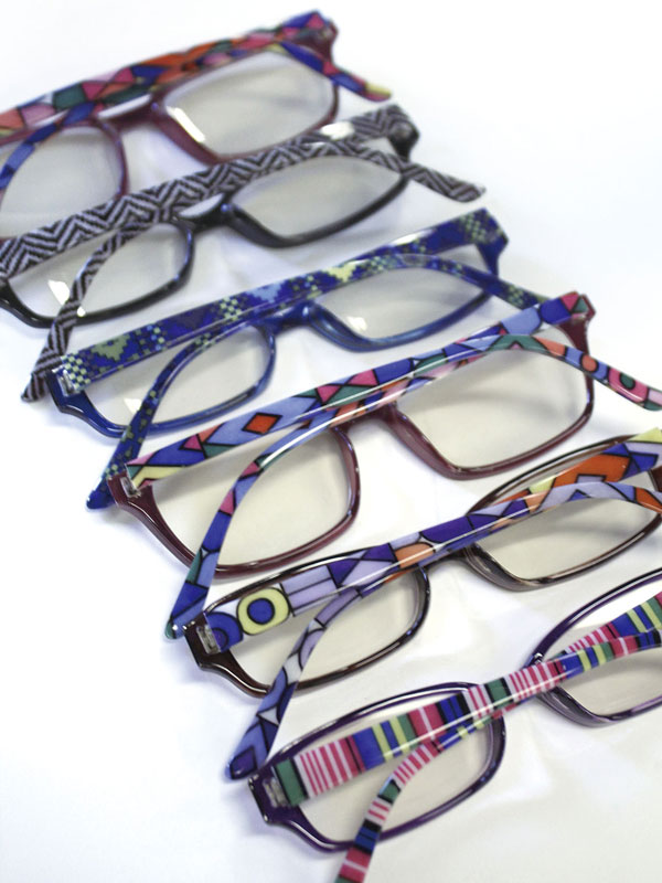 「メニィPCメガネ」のテンプル（つる）には、色鮮やかなエスニック柄入り。チャイハネファンはもちろん、普通のPC（パソコン）メガネでは物足りないひとにもオススメ。 image by アミナコレクション【クリックして拡大】