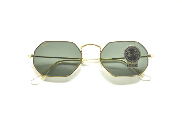 Ray-Ban（レイバン）「OCTAGON」 価格：39,900円（税込） OCTAGON（オクタゴン）とは、 英語で「八角形」の意味。 つまり、レンズが「八角形｣ということ。 レンズに貼られたシールも当時のまま。 image by Continuer 【クリックして拡大】