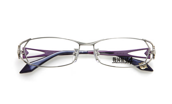 眼鏡市場 × 戦国無双4 服部半蔵モデル 価格：15,000円（レンズ代込み、税抜） 「影は消えず…」 というセリフがテンプル（つる）内側に。